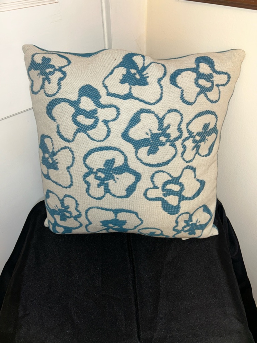 Parker HomeGoods Teal and White Floral Throw Pillow - Picture 3 of 6
